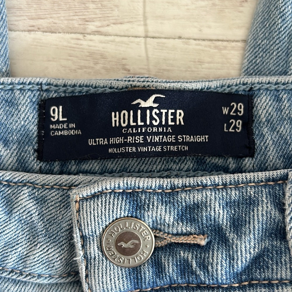 Hollister Ultra High Rise Vintage Straight Distressed Light Wash Jeans - Picture 4 of 13